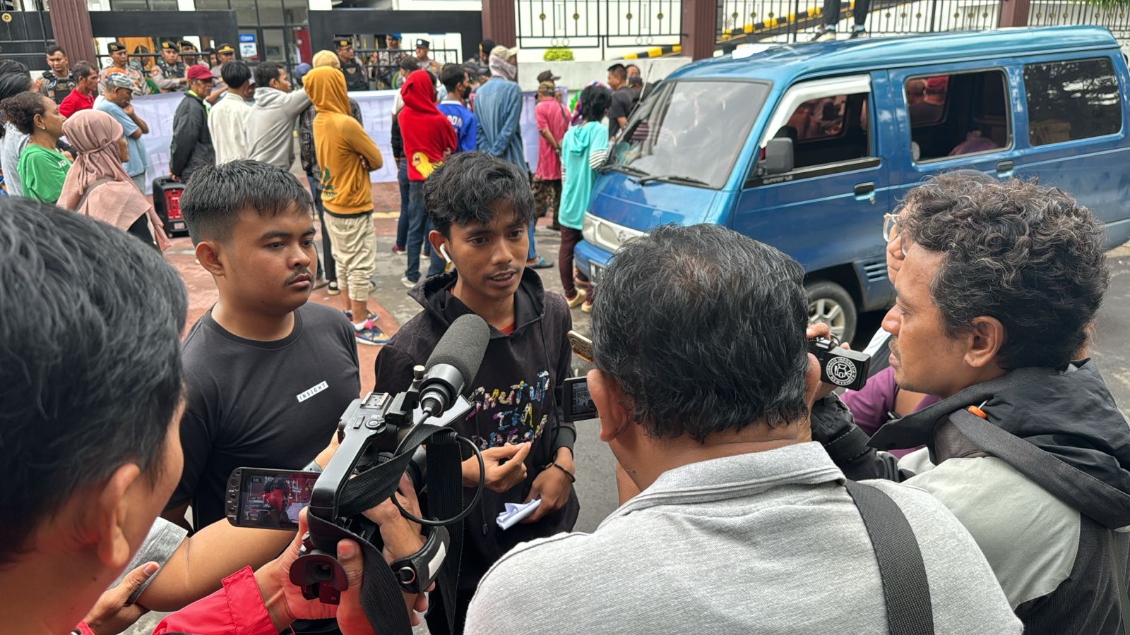 Gelar aksi, FPK minta hakim PTUN tolak intervensi dalam perkara Anwan Usman Gelar aksi, FPK minta hakim PTUN tolak intervensi dalam perkara Anwan Usman