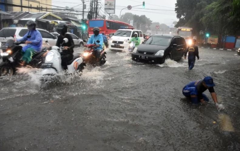 Puluhan warga ngungsi di Gedung Kelurahan Semper Timur akibat banjir Puluhan warga ngungsi di Gedung Kelurahan Semper Timur akibat banjir