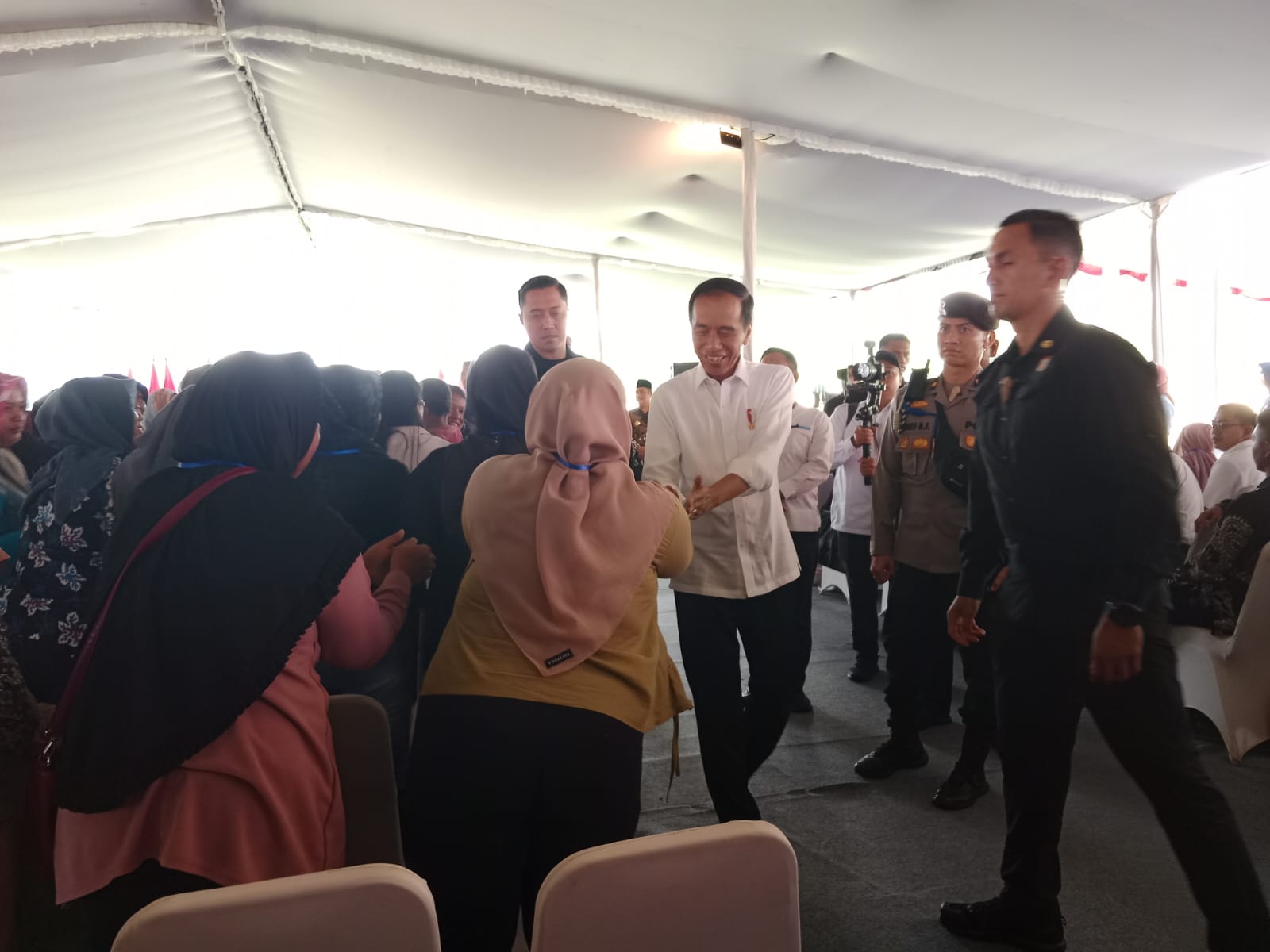 Jokowi ingatkan nasabah PNM Mekaar untuk jujur, displin dan kerja keras Jokowi ingatkan nasabah PNM Mekaar untuk jujur, displin dan kerja keras