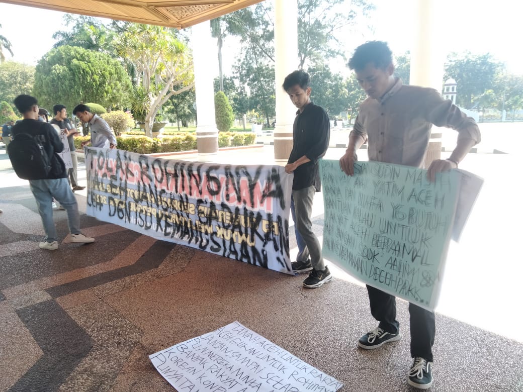 Demo kantor gubernur, mahasiswa minta ketegasan pemerintah Aceh soal Rohingya Demo kantor gubernur, mahasiswa minta ketegasan pemerintah Aceh soal Rohingya