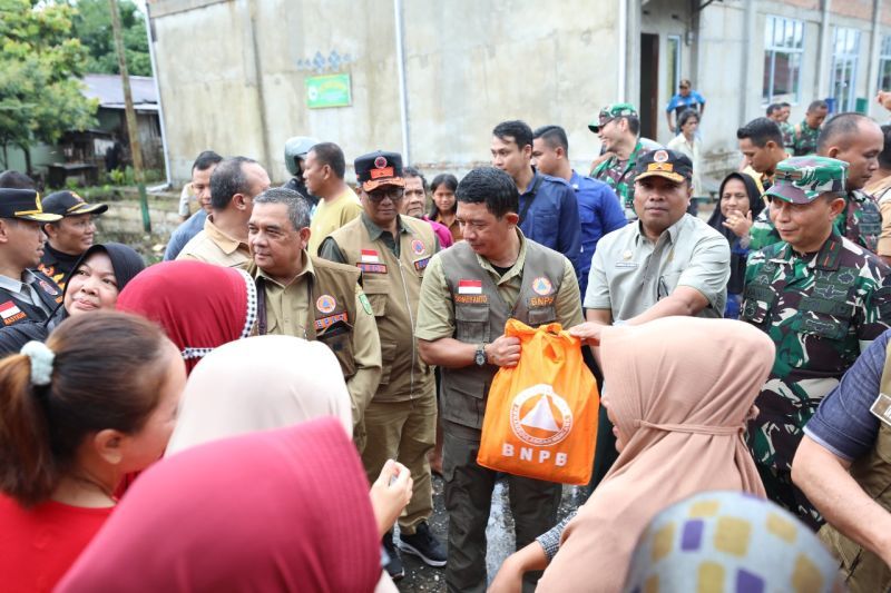 BNPB beri bantuan kepada pemerintah daerah terdampak banjir di Riau BNPB beri bantuan kepada pemerintah daerah terdampak banjir di Riau