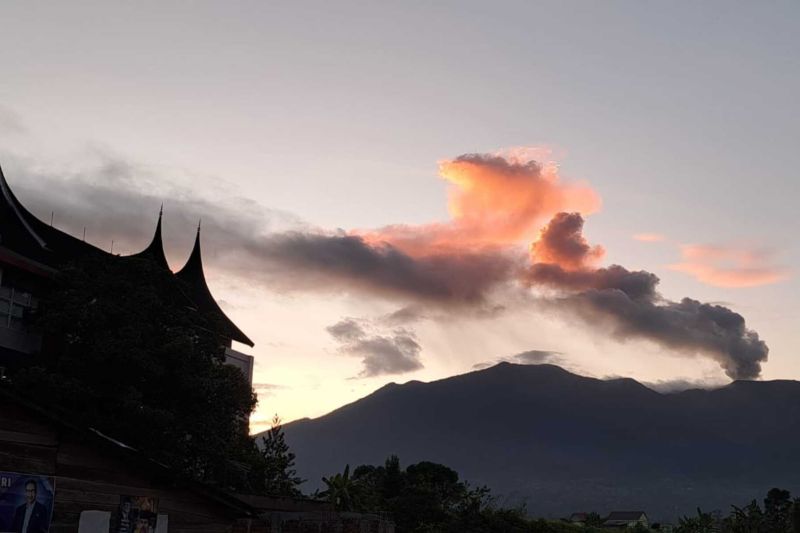 Siaga darurat marapi diperpanjang selama satu bulan Siaga darurat marapi diperpanjang selama satu bulan