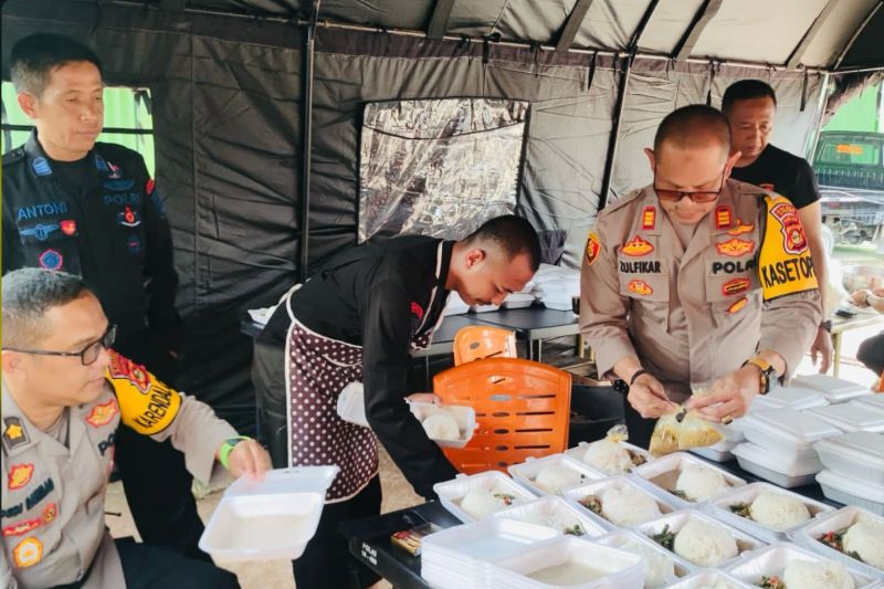 Brimob bagikan 1.000 nasi/hari untuk korban banjir Musi Rawas Utara Brimob bagikan 1.000 nasi/hari untuk korban banjir Musi Rawas Utara