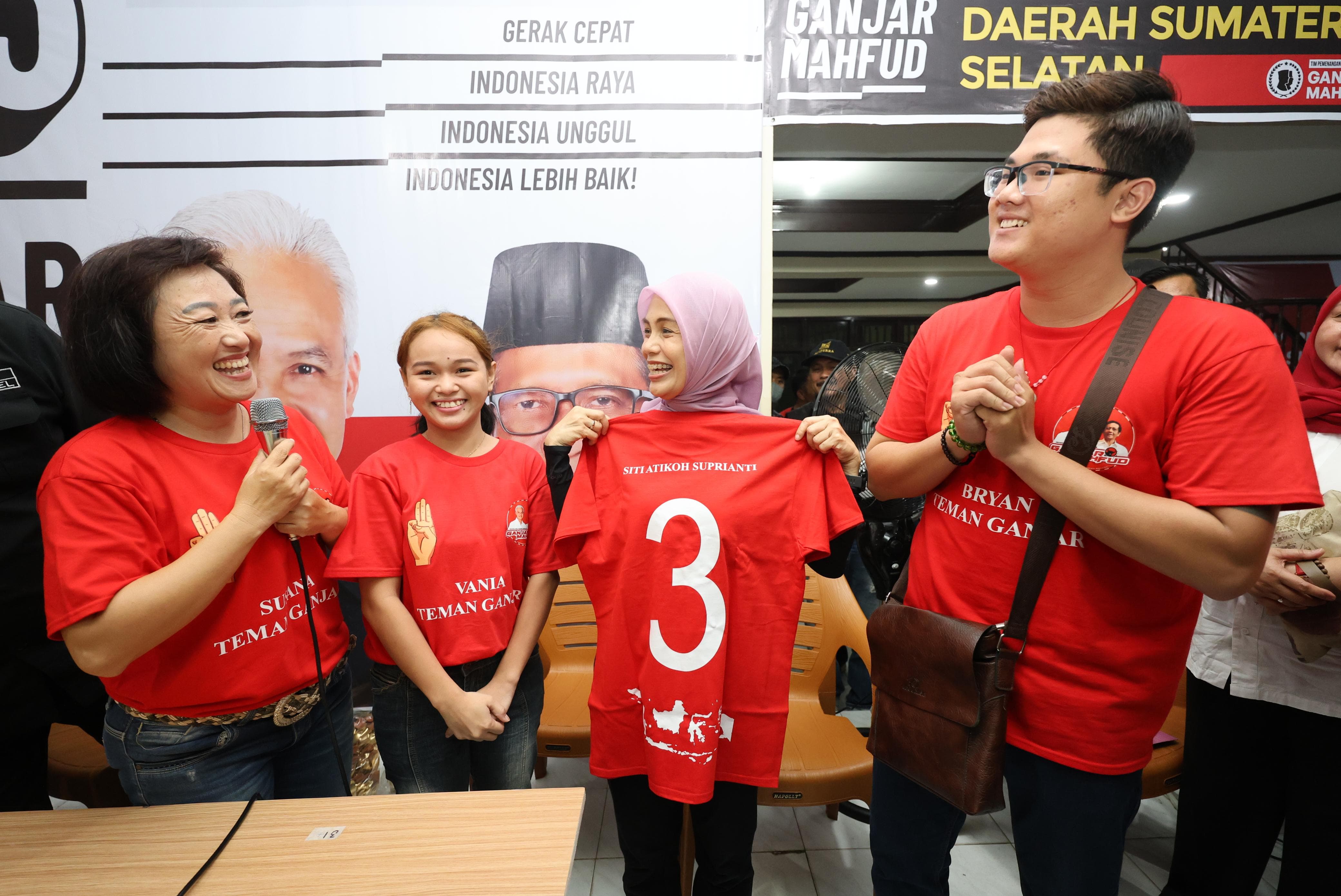 Istri Ganjar dapat kejutan hadiah dari simpatisan Tuli pada Hari Tuli Nasional Istri Ganjar dapat kejutan hadiah dari simpatisan Tuli pada Hari Tuli Nasional