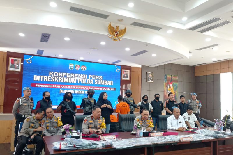 Polda Sumbar ungkap sindikat perampok toko emas bersenjata api Polda Sumbar ungkap sindikat perampok toko emas bersenjata api