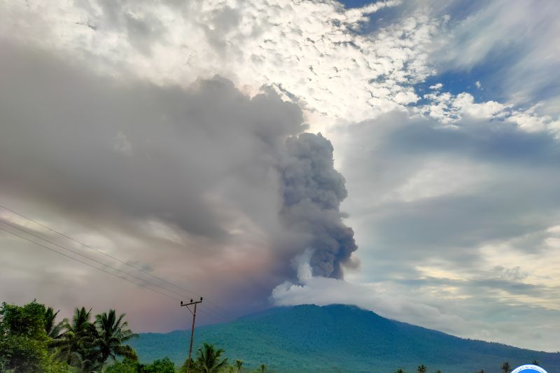 Gunung Lewotobi Laki-laki lontarkan abu setinggi 2.000 meter Gunung Lewotobi Laki-laki lontarkan abu setinggi 2.000 meter