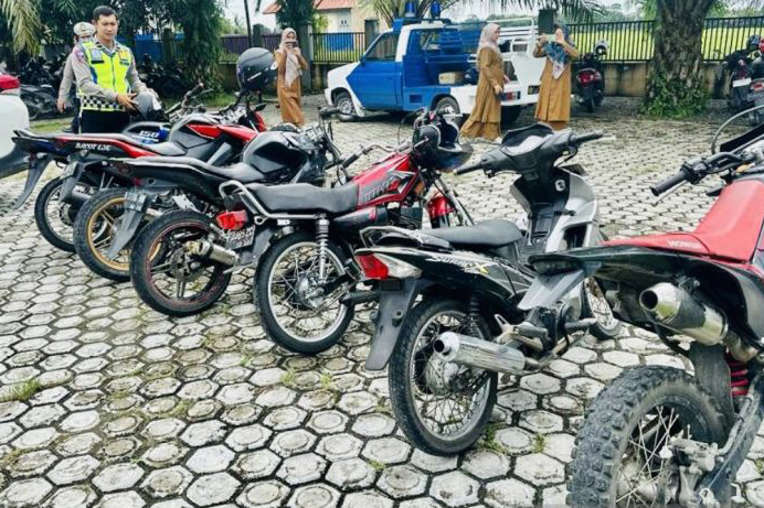 Polres Nagan Raya Aceh tertibkan penggunaan knalpot brong siswa SMA Polres Nagan Raya Aceh tertibkan penggunaan knalpot brong siswa SMA