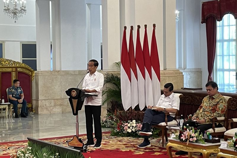 Jokowi menyatakan jika program bantuan sosial harus diteruskan