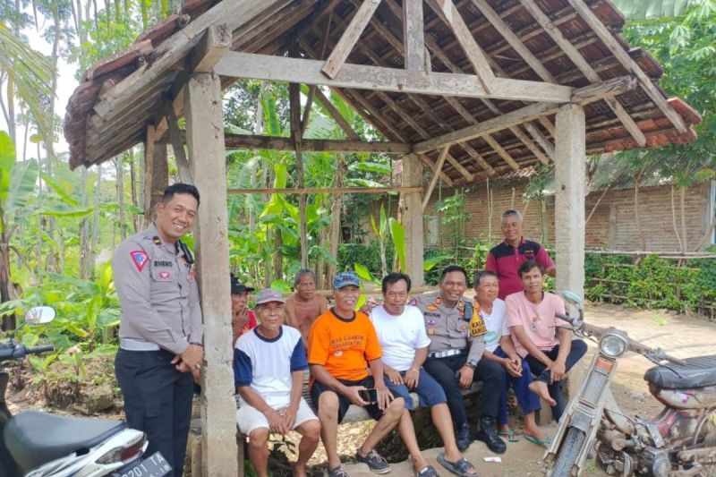 Polisi giatkan sosialisasi larangan knalpot bising di desa yang ada di Trenggalek Polisi giatkan sosialisasi larangan knalpot bising di desa yang ada di Trenggalek