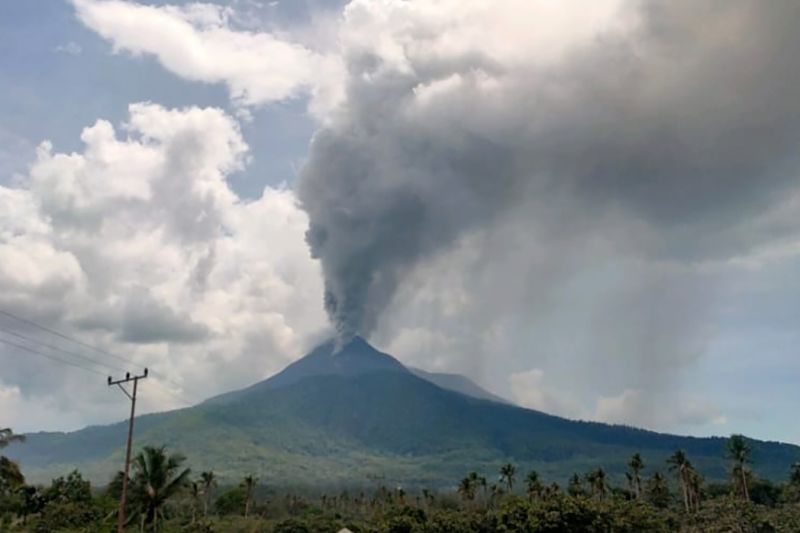 Kembali erupsi, Gunung Lewotobi lontarkan abu setinggi 1.500 meter Kembali erupsi, Gunung Lewotobi lontarkan abu setinggi 1.500 meter