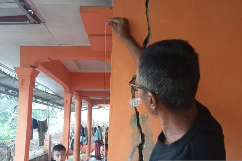 Bencana tanah bergerak rusak rumah di Kampung Cikontrang Sukabumi