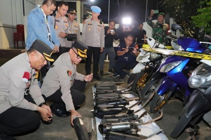 Ratusan knalpot brong disita dalam operasi jelang Pemilu 2024 di Jakarta Utara Ratusan knalpot brong disita dalam operasi jelang Pemilu 2024 di Jakarta Utara