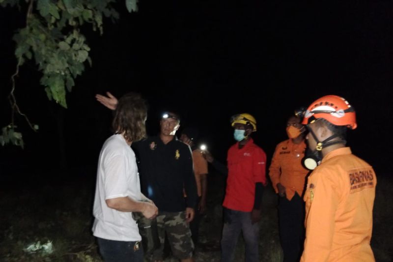 Tim SAR arahkan dua WNA tidak berkemah di zona merah erupsi Lewotobi Tim SAR arahkan dua WNA tidak berkemah di zona merah erupsi Lewotobi