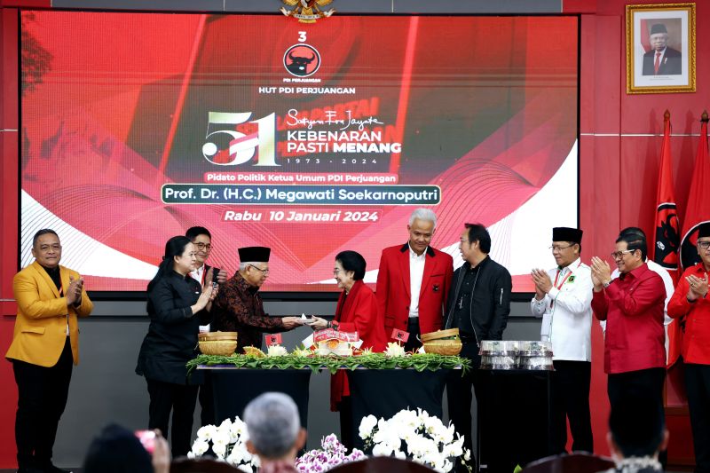 Megawati beri potongan pertama tumpeng HUT PDIP untuk Maruf Amin Megawati beri potongan pertama tumpeng HUT PDIP untuk Maruf Amin
