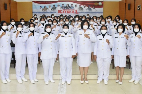5 Januari 1963: 12 perwira Kowal dilantik, menjadi peringatan Hari Korps Wanita TNI AL 5 Januari 1963: 12 perwira Kowal dilantik, menjadi peringatan Hari Korps Wanita TNI AL