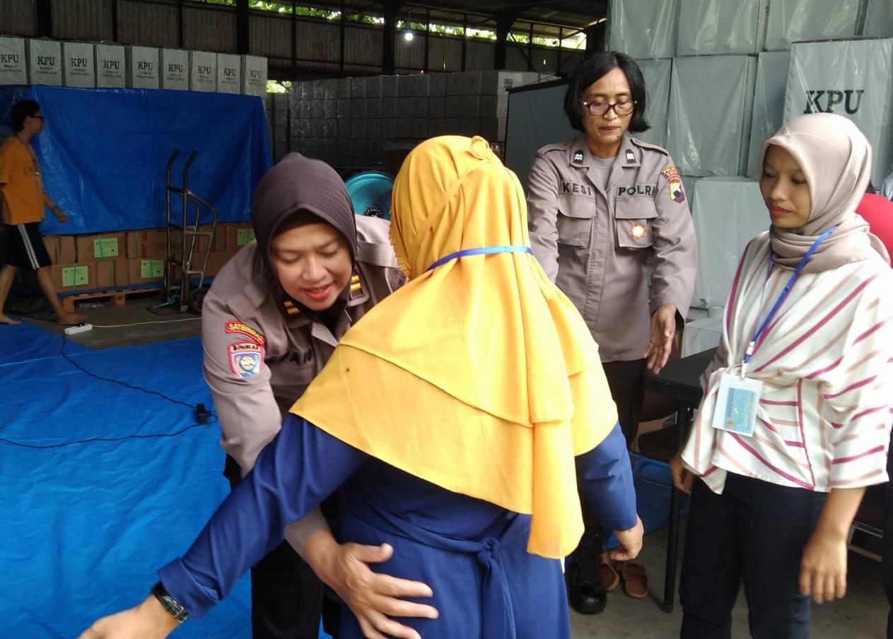 Amankan sortir dan lipat surat suara, Polres Kudus tambah personil di KPU Amankan sortir dan lipat surat suara, Polres Kudus tambah personil di KPU