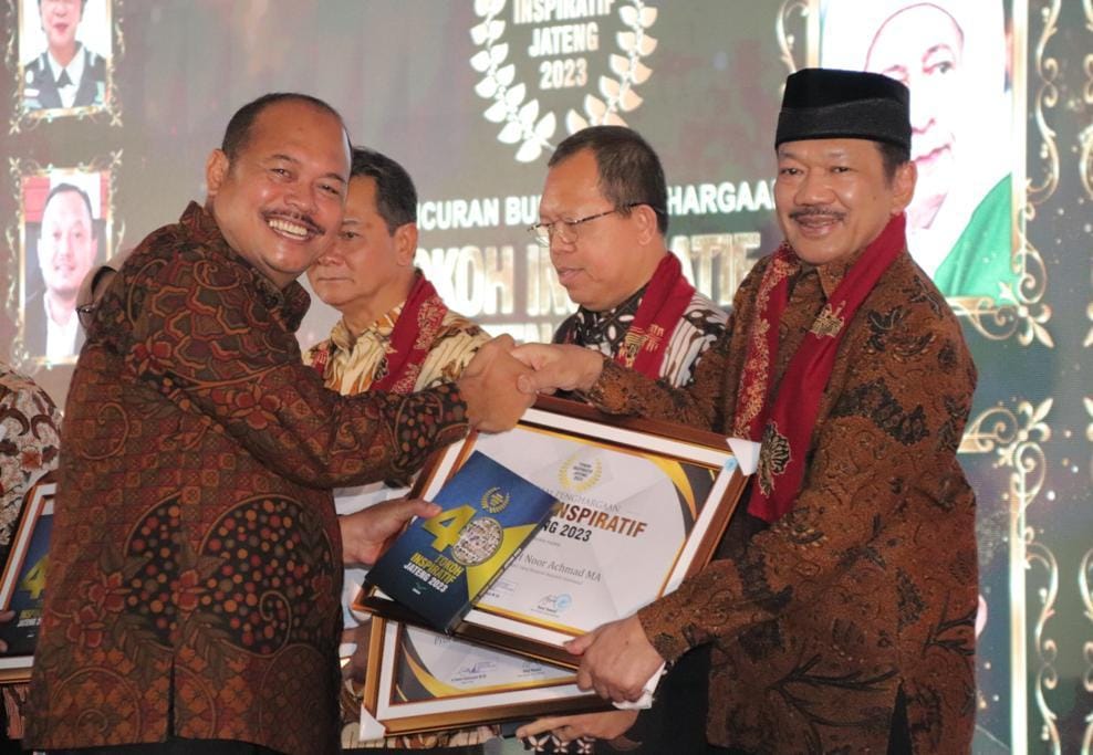 Ketua BAZNAS RI raih penghargaan Tokoh Inspiratif Jawa Tengah 2023 Ketua BAZNAS RI raih penghargaan Tokoh Inspiratif Jawa Tengah 2023