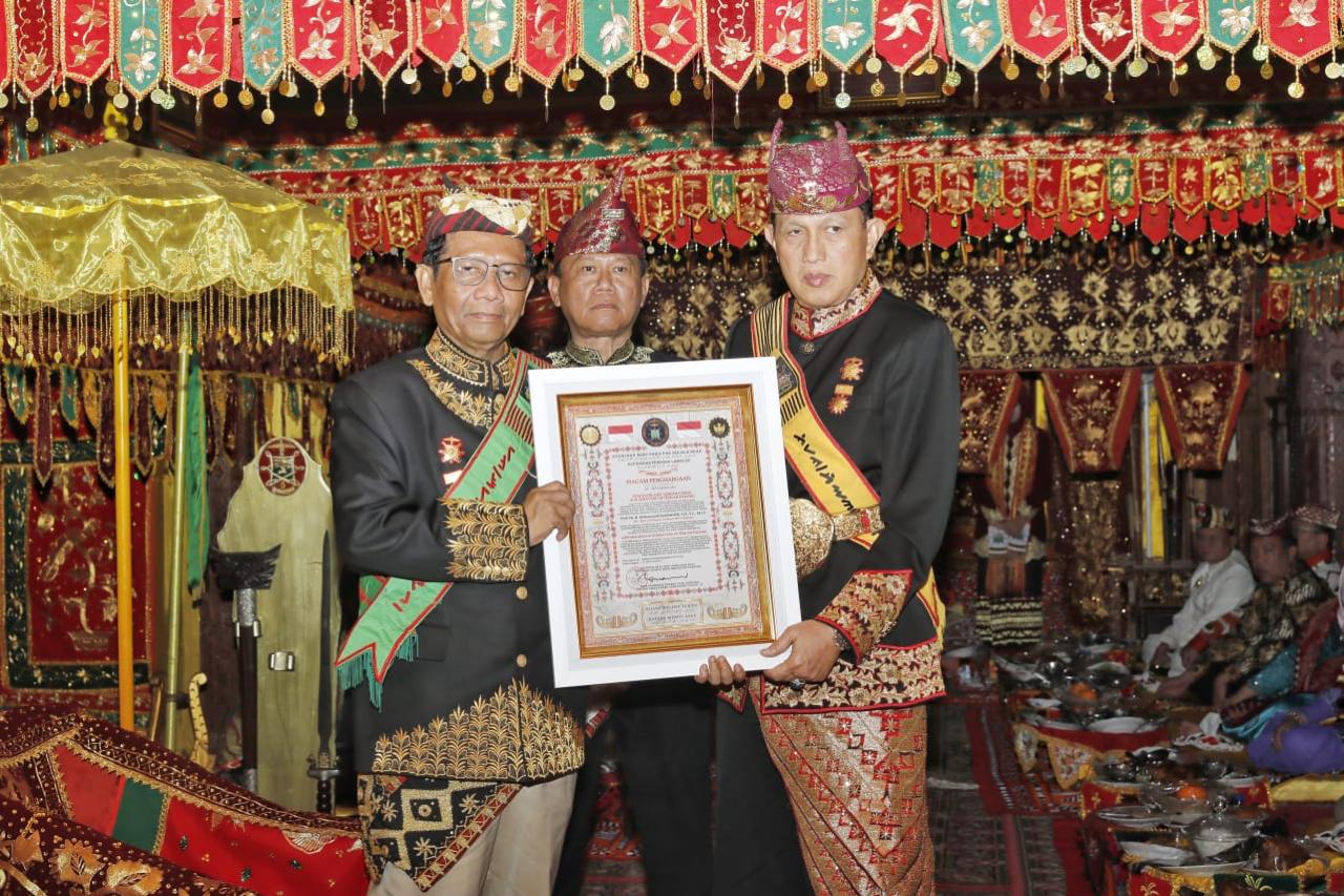 Mahfud dapat Gelar Batin Perkasa Saibani Niti Hukum dari Kepaksian Pernong Lampung Mahfud dapat Gelar Batin Perkasa Saibani Niti Hukum dari Kepaksian Pernong Lampung