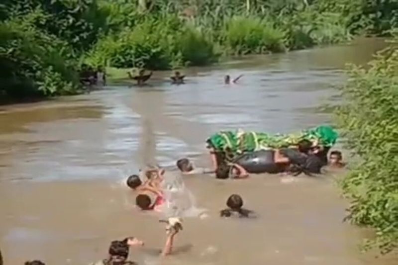Miris! Warga seberangi sungai ke pemakaman di Bangkunat Pesisir Barat Miris! Warga seberangi sungai ke pemakaman di Bangkunat Pesisir Barat