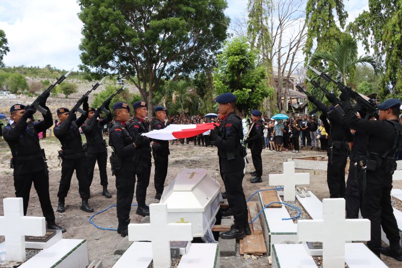 Jenazah Briptu Alfando Steve korban KKB dimakamkan di TMP Banggai Jenazah Briptu Alfando Steve korban KKB dimakamkan di TMP Banggai
