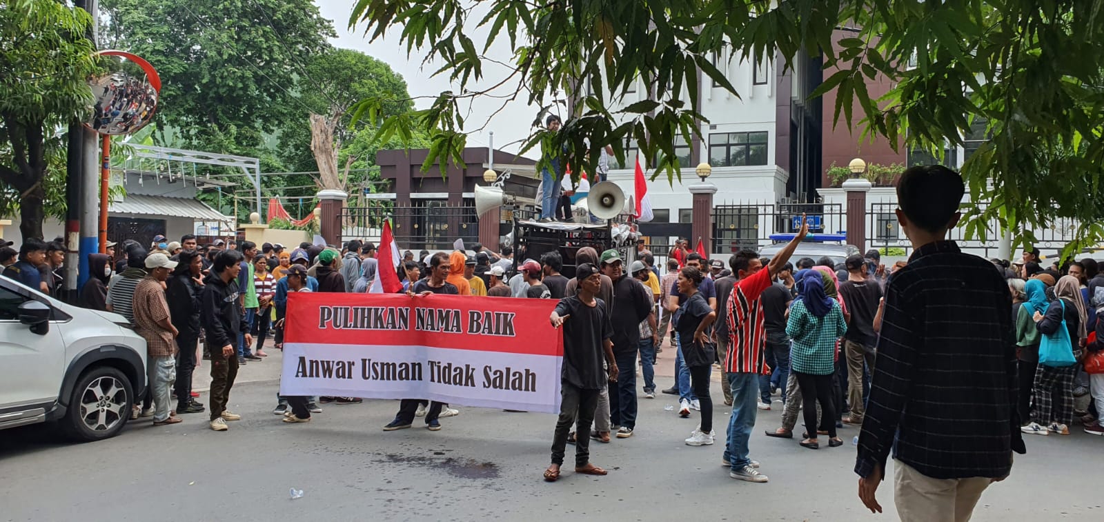 Beri dukungan pada Anwar Usman, Koalisi Aksi Pembela Keadilan aksi di PTUN Jakarta Beri dukungan pada Anwar Usman, Koalisi Aksi Pembela Keadilan aksi di PTUN Jakarta