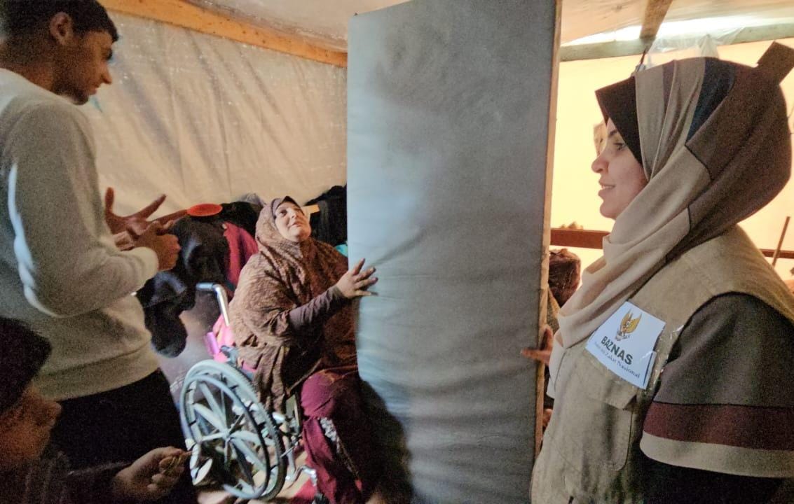 Kerja sama dengan lembaga lokal, warga Palestina terima bantuan matras dari BAZNAS RI Kerja sama dengan lembaga lokal, warga Palestina terima bantuan matras dari BAZNAS RI