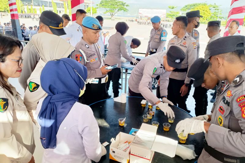 Polda Maluku periksa urine personel antisipasi penyalahgunaan narkoba Polda Maluku periksa urine personel antisipasi penyalahgunaan narkoba