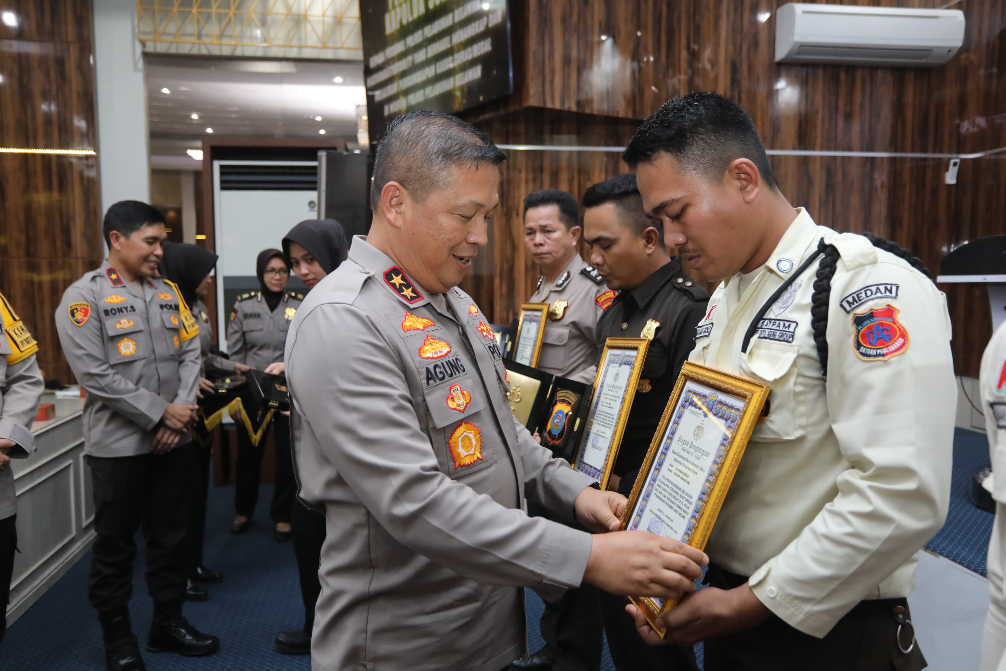 Kapolda Sumut beri penghargaan satpam dan polisi tangkap komplotan begal Kapolda Sumut beri penghargaan satpam dan polisi tangkap komplotan begal