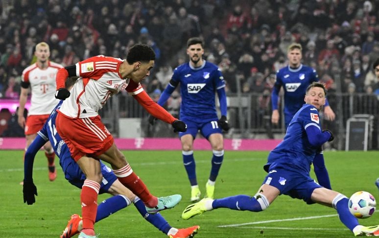 Bayern kenang Beckenbauer dengan kemenangan 3-0 atas Hoffenheim Bayern kenang Beckenbauer dengan kemenangan 3-0 atas Hoffenheim