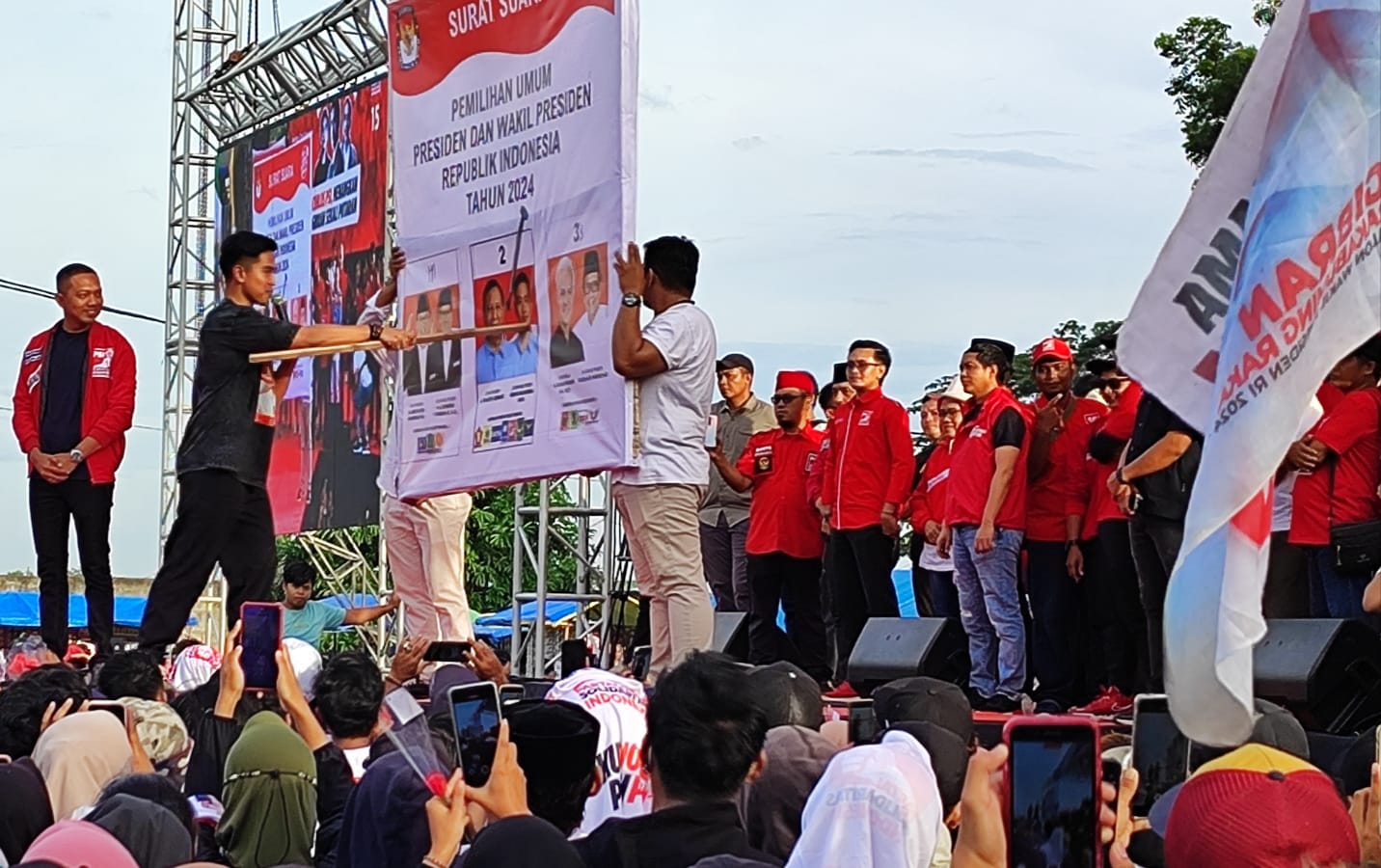 Kampanye akbar di Kediri, Kaesang lakukan simulasi pencoblosan Kampanye akbar di Kediri, Kaesang lakukan simulasi pencoblosan
