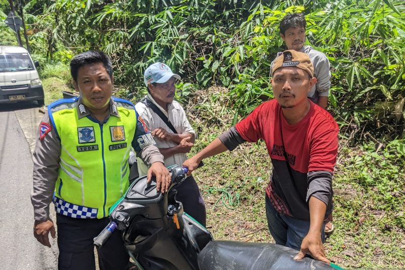 Satlantas Polres Sukabumi sebut pemotor terjun ke jurang akibat hilang kendali Satlantas Polres Sukabumi sebut pemotor terjun ke jurang akibat hilang kendali