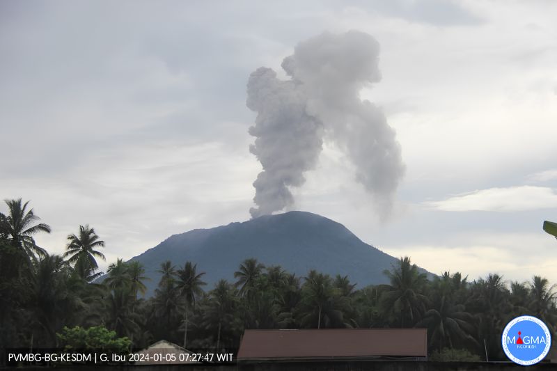 Gunung Ibu meletus lontarkan abu setinggi 1.000 meter Gunung Ibu meletus lontarkan abu setinggi 1.000 meter
