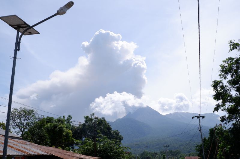Gunung Lewotobi Laki-laki lontarkan abu setinggi 1.000 meter Gunung Lewotobi Laki-laki lontarkan abu setinggi 1.000 meter