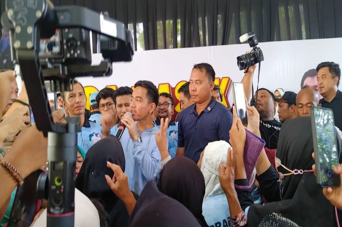 Gibran minta pendukungnya tak respons berlebihan terhadap serangan pasangan calon lain Gibran minta pendukungnya tak respons berlebihan terhadap serangan pasangan calon lain