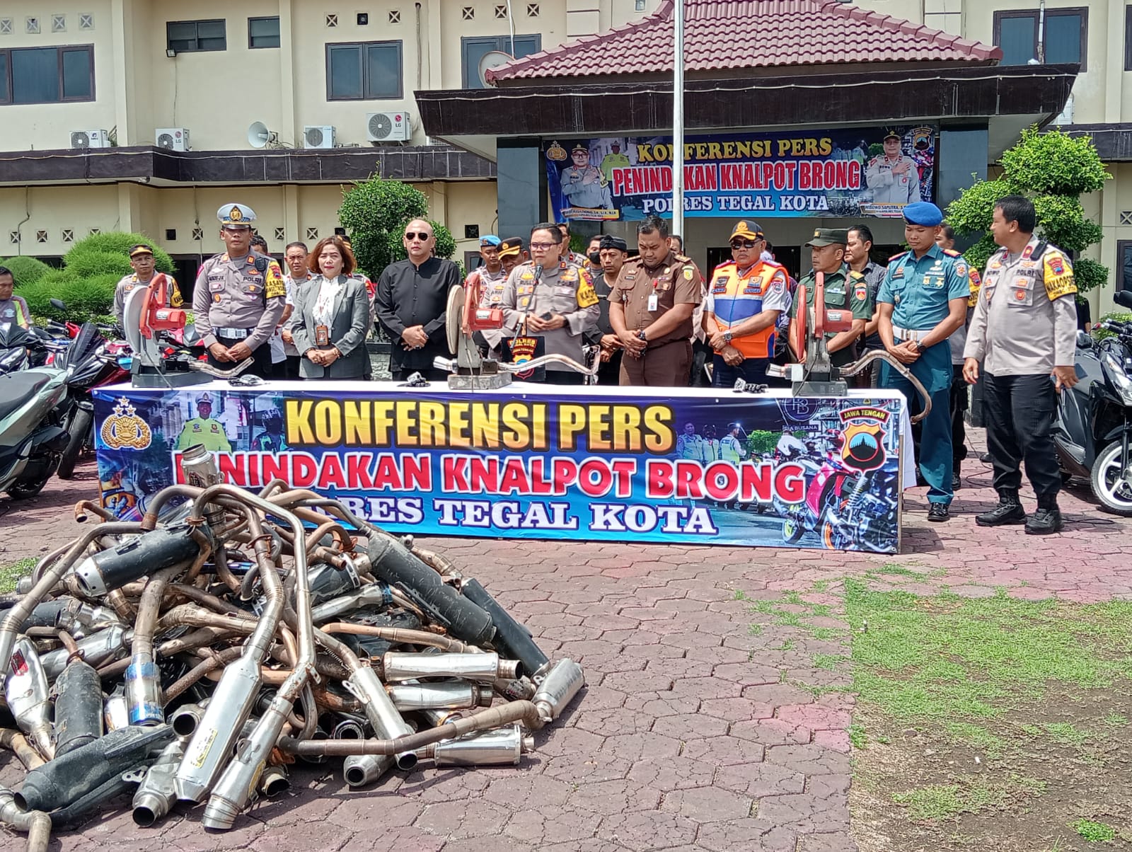 Polres Tegal Kota musnahkan ratusan knalpot brong Polres Tegal Kota musnahkan ratusan knalpot brong