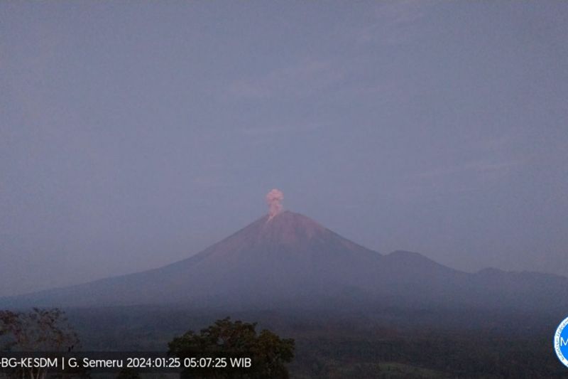 Gunung Semeru kembali erupsi dengan tinggi letusan 900 meter Gunung Semeru kembali erupsi dengan tinggi letusan 900 meter