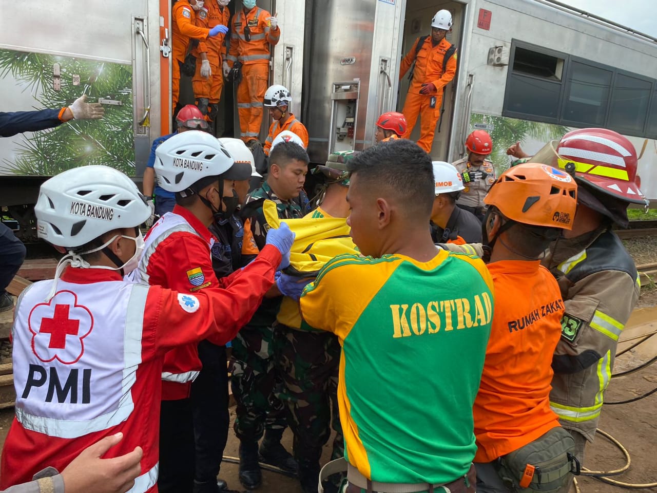 Prajurit Yonif 330 Kostrad bantu evakuasi korban kecelakaan kereta api Prajurit Yonif 330 Kostrad bantu evakuasi korban kecelakaan kereta api