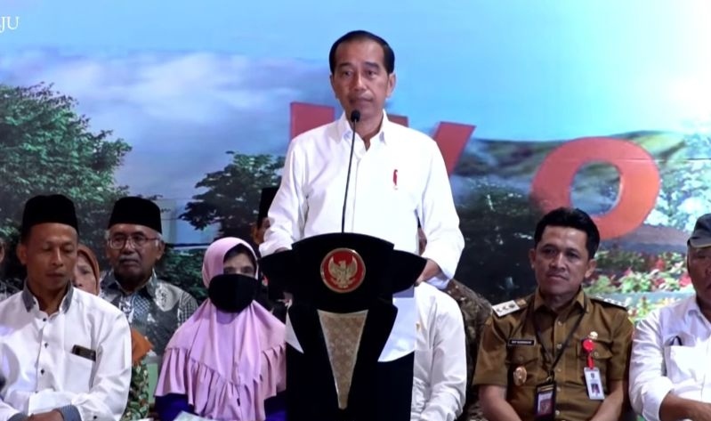 Jokowi pergi dari subuh hingga bagikan sertifikat tanah di Wonosobo