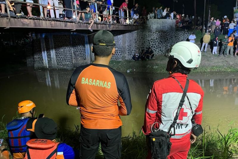 Tim SAR evakuasi remaja tewas hanyut di sungai di Semarang Tim SAR evakuasi remaja tewas hanyut di sungai di Semarang