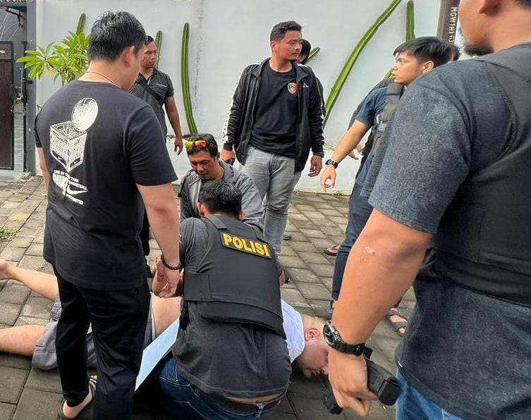 Bareskrim tangkap 4 warga Meksiko penembak WN Turki, 1 DPO ditangkap di Nganjuk Bareskrim tangkap 4 warga Meksiko penembak WN Turki, 1 DPO ditangkap di Nganjuk