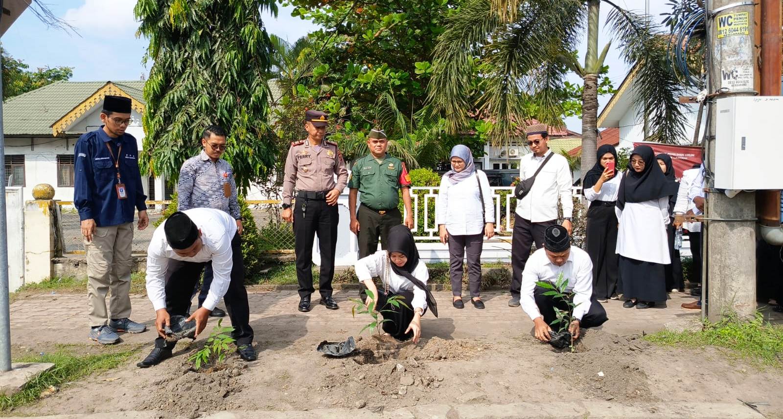 Puluhan ribu petugas KPPS di Langkat dilantik diiringi aksi tanam pohon Puluhan ribu petugas KPPS di Langkat dilantik diiringi aksi tanam pohon