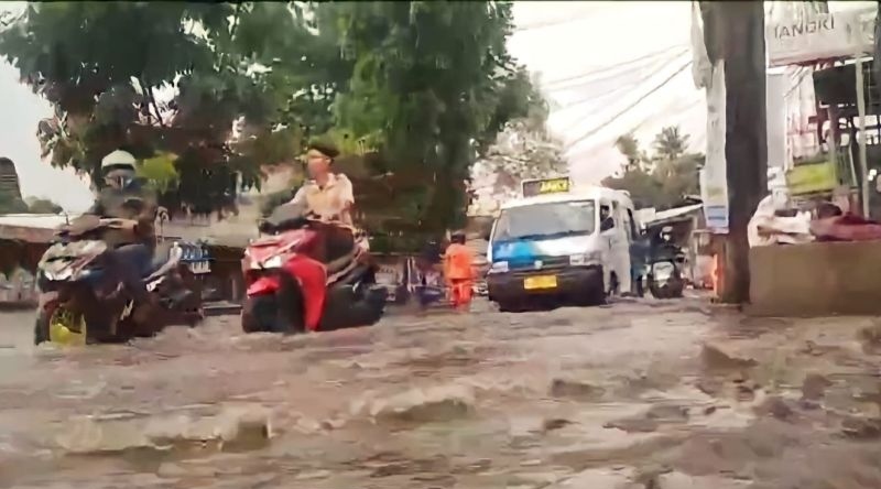 Jalan Jambore Cibubur dilanda banjir hingga 50 cm