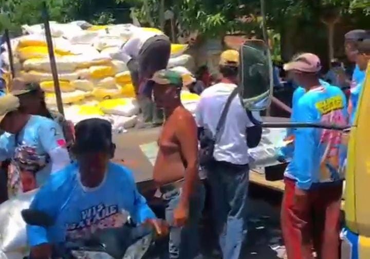 Relawan Prabowo salurkan bantuan 50 ton pupuk murah di Madiun
