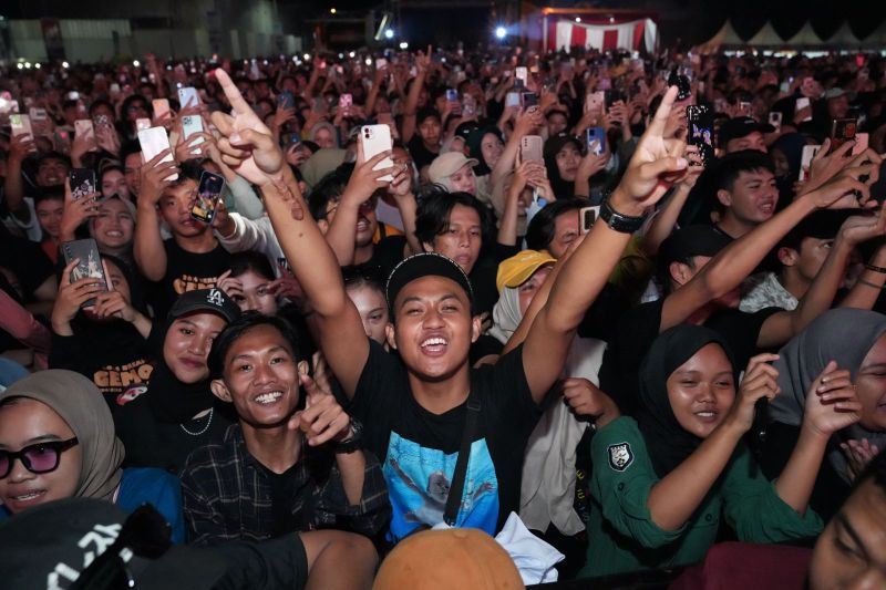 Masyarakat Magelang terhibur dengan kehadiran Dewa 19 yang dibawa relawan Prabowo-Gibran Masyarakat Magelang terhibur dengan kehadiran Dewa 19 yang dibawa relawan Prabowo-Gibran