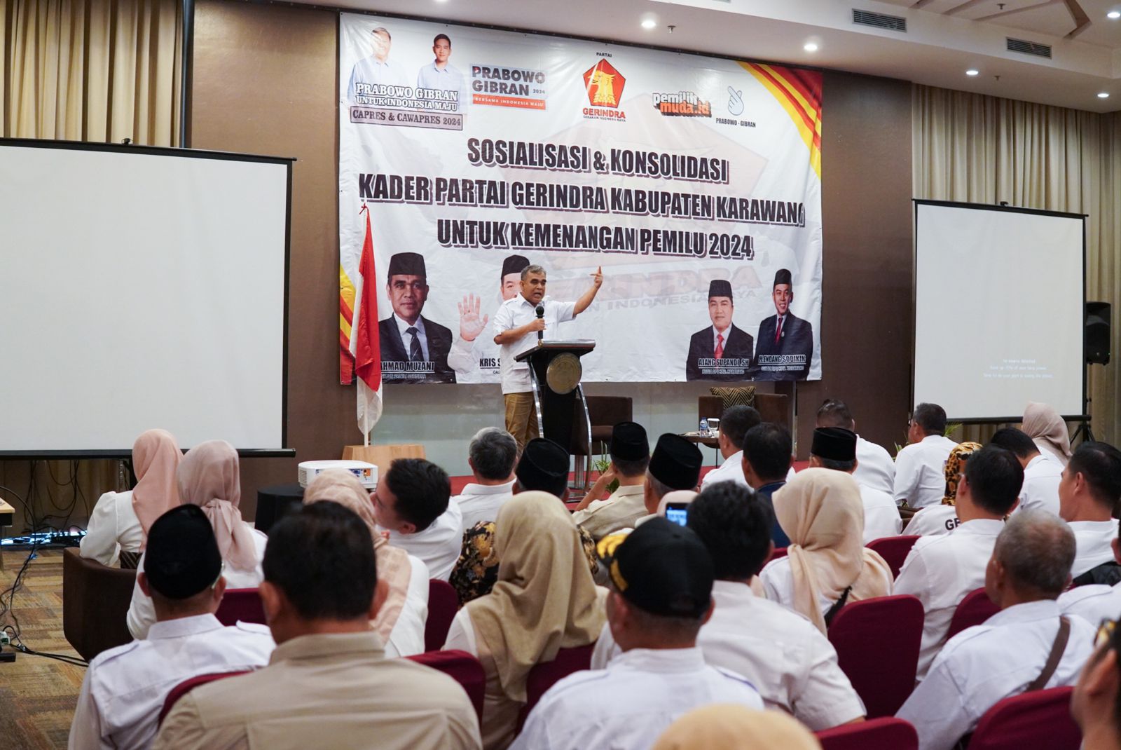 Muzani harap kader, relawan, dan partai KIM terus berjuang untuk Prabowo-Gibran satu putaran Muzani harap kader, relawan, dan partai KIM terus berjuang untuk Prabowo-Gibran satu putaran