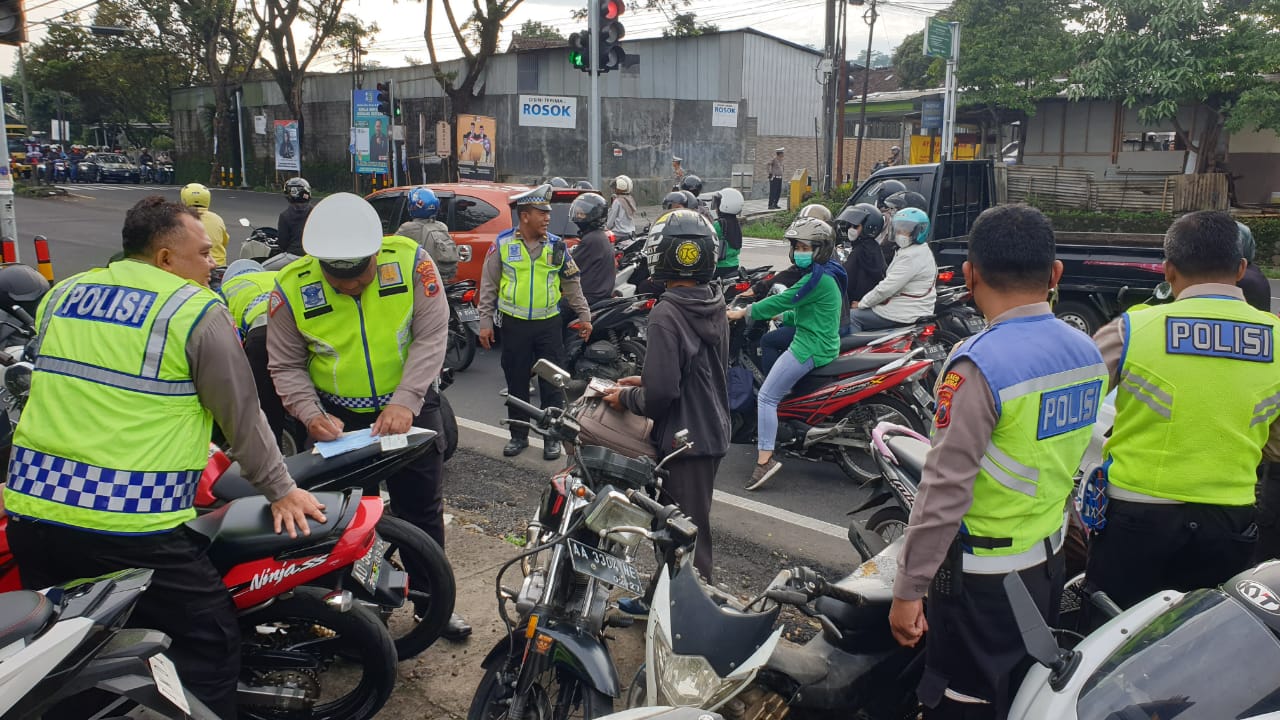 Satlantas Polres Salatiga amankan 21 kendaraan knalpot brong Satlantas Polres Salatiga amankan 21 kendaraan knalpot brong