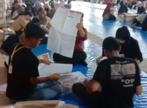 Bawaslu temukan surat suara rusak saat sortir dan lipat oleh KPU Kota Padang Bawaslu temukan surat suara rusak saat sortir dan lipat oleh KPU Kota Padang
