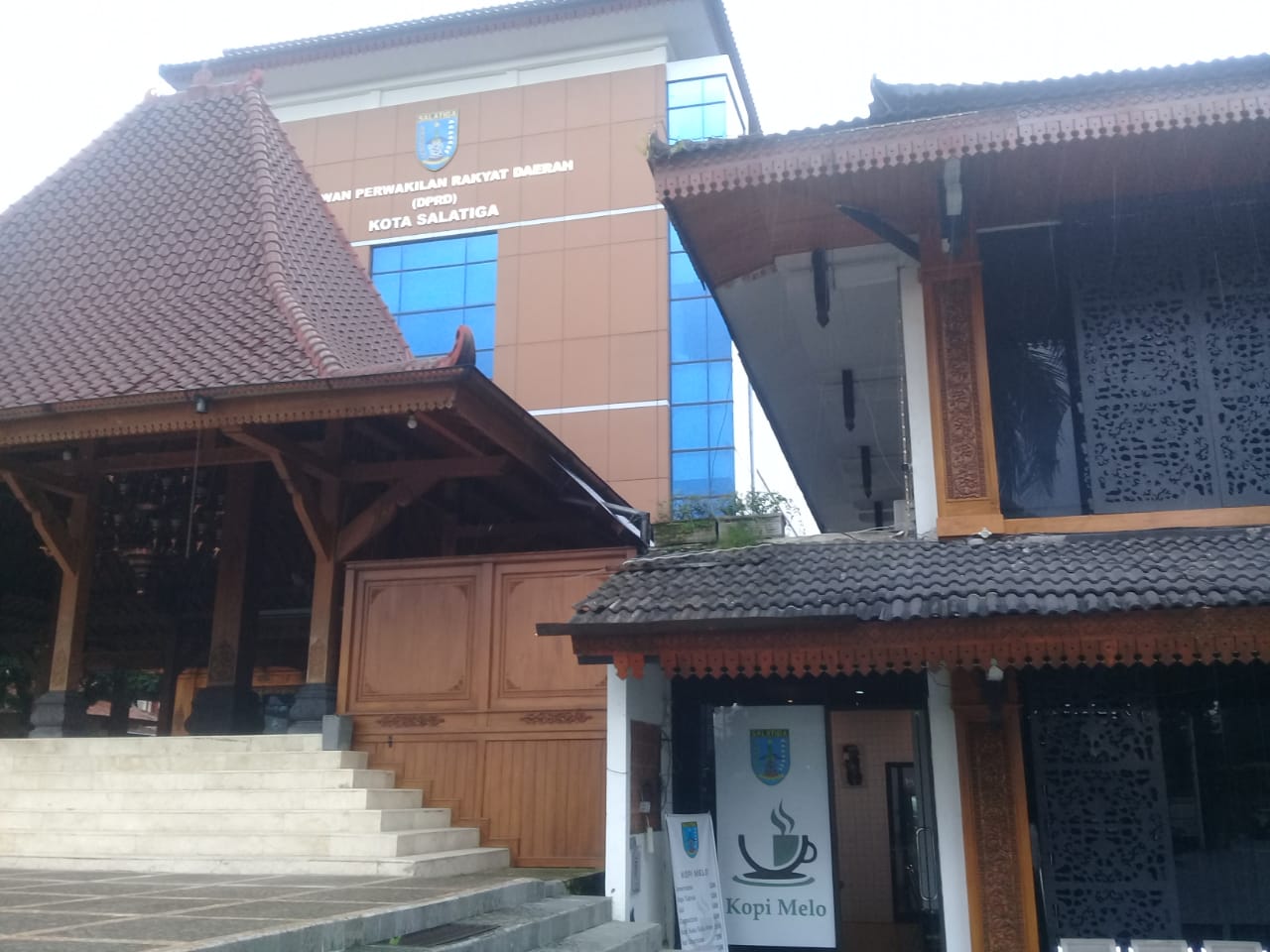 Api bakar Gedung DPRD Kota Salatiga berhasil dipadamkan Api bakar Gedung DPRD Kota Salatiga berhasil dipadamkan