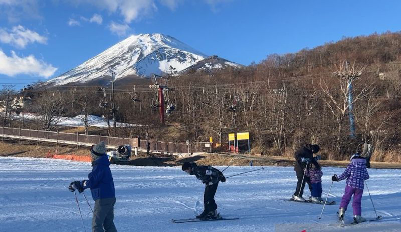 Wisatawan pilih ski untuk isi libur tahun baru di Jepang Wisatawan pilih ski untuk isi libur tahun baru di Jepang