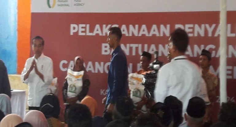 Presiden Jokowi berikan bantuan pangan CBP di Temanggung